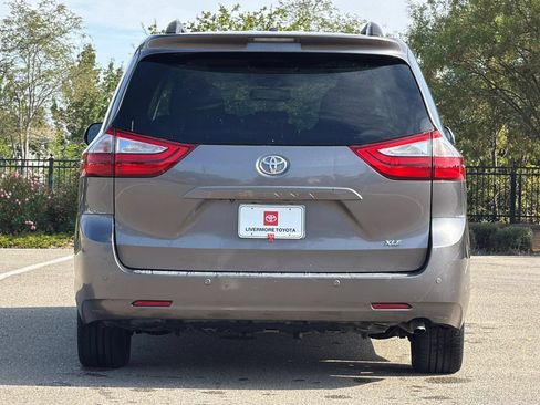 Used 2016 Toyota Sienna XLE w/ XLE Navigation Package FWD image 5