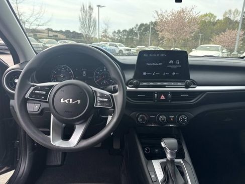 Used 2022 Kia Forte LXS w/ LXS Technology Package image 4