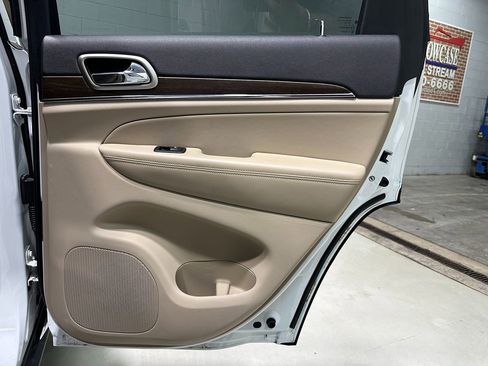 Used 2016 Jeep Grand Cherokee Limited image 16