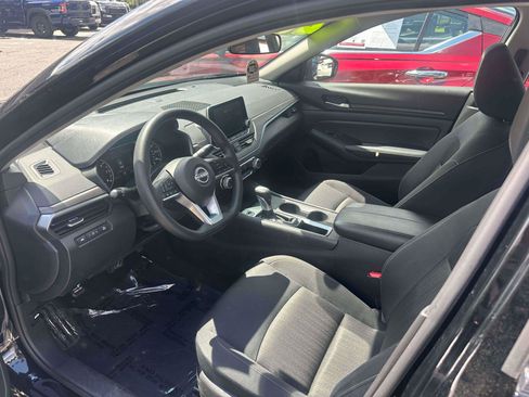Used 2025 Nissan Altima 2.5 SV FWD image 13