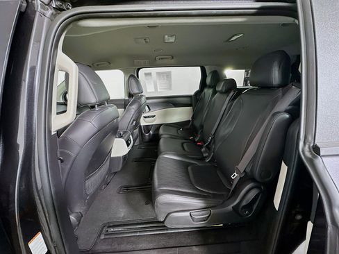 Used 2024 Kia Carnival LX image 24