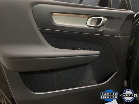 Used 2025 Volvo XC40 B5 Plus image 33