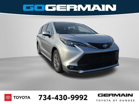 Used 2025 Toyota Sienna XLE image 5