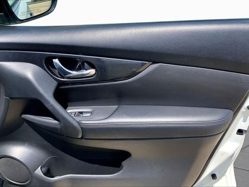 Used 2017 Nissan Rogue SV FWD image 21