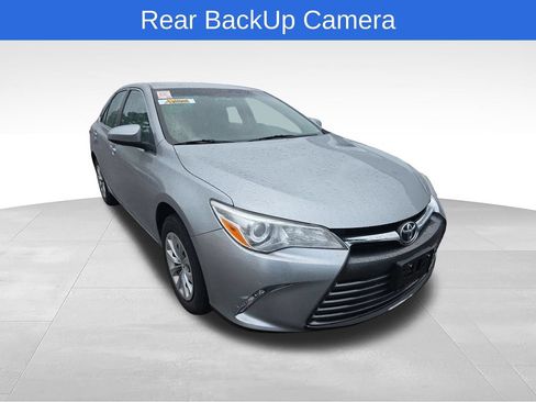 Used 2017 Toyota Camry LE FWD image 3
