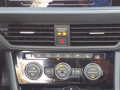 Used 2024 Volkswagen Jetta SE w/ Panoramic Sunroof Package image 25