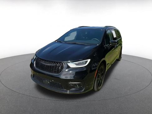 Used 2025 Chrysler Pacifica Limited FWD image 6