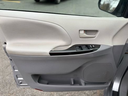 Used 2012 Toyota Sienna LE image 37