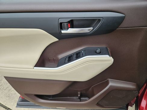 Used 2022 Toyota Highlander XLE FWD image 15