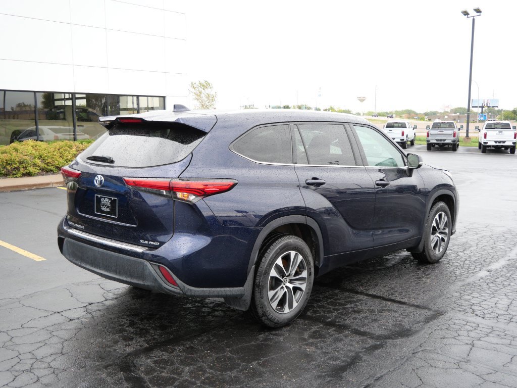 Used 2022 Toyota Highlander XLE AWD/4WD image 8