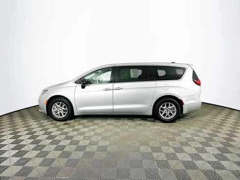 Certified 2024 Chrysler Pacifica Touring-L image 6