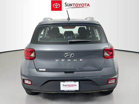 Used 2024 Hyundai Venue SEL FWD image 5