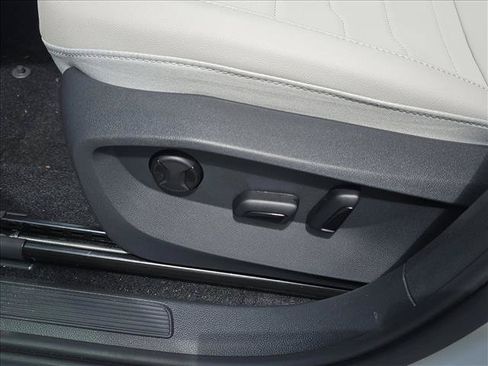 New 2026 Volkswagen Taos SE FWD image 9