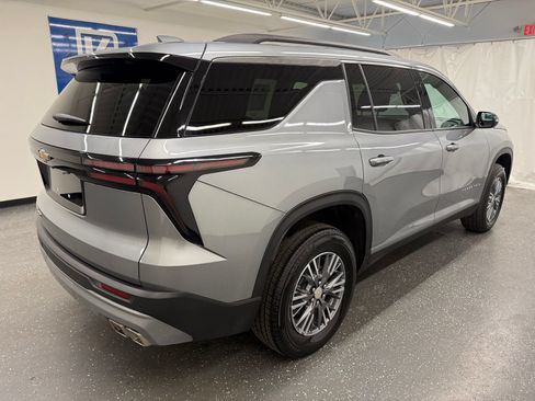 Used 2026 Chevrolet Traverse LT AWD/4WD image 2