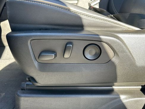 Used 2022 GMC Yukon XL SLT w/ SLT Premium Package image 22