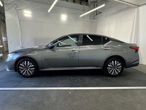 Used 2023 Nissan Altima 2.5 SV image 2