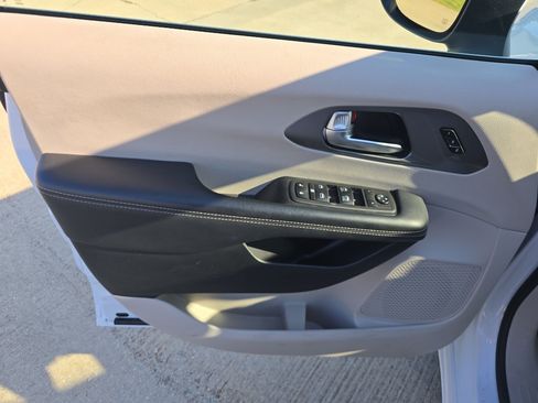 Used 2023 Chrysler Pacifica Touring-L FWD image 12
