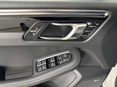 Certified 2025 Porsche Macan image 33