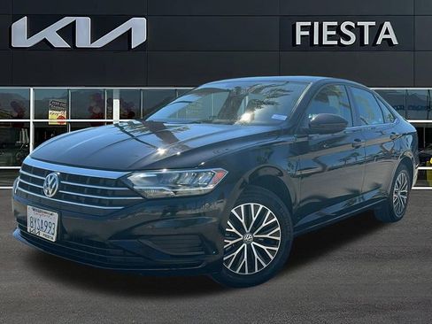 Used 2021 Volkswagen Jetta SE image 2