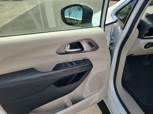 Used 2023 Chrysler Pacifica Touring-L FWD image 18