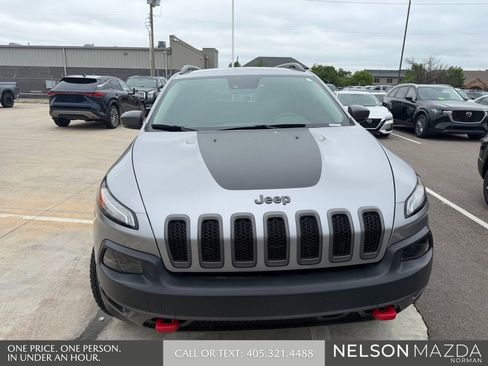 Used 2017 Jeep Cherokee Trailhawk image 9