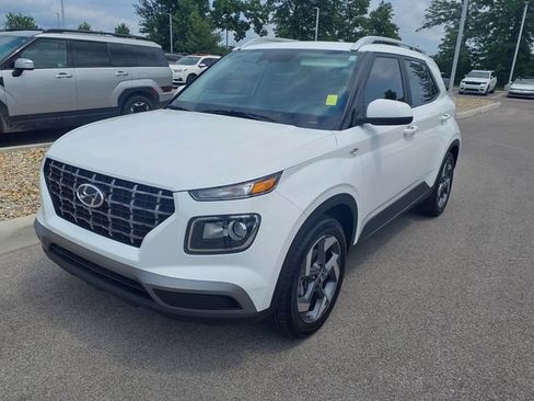 Certified 2025 Hyundai Venue SEL FWD image 1