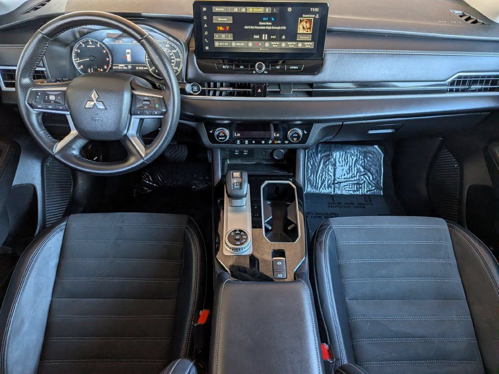 Used 2025 Mitsubishi Outlander SE AWD/4WD image 24