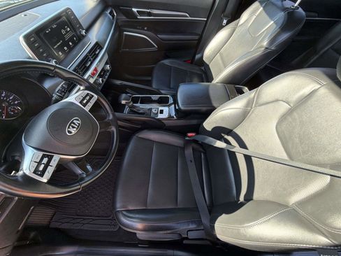 Used 2021 Kia Telluride LX image 3