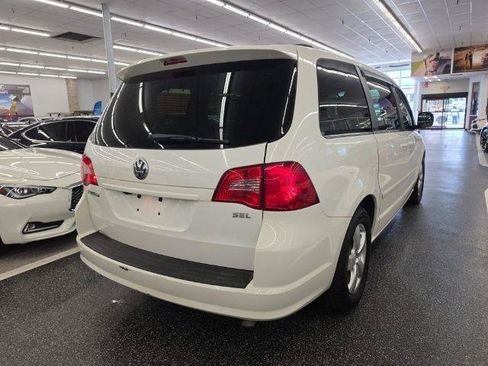 Used 2011 Volkswagen Routan SEL FWD image 5