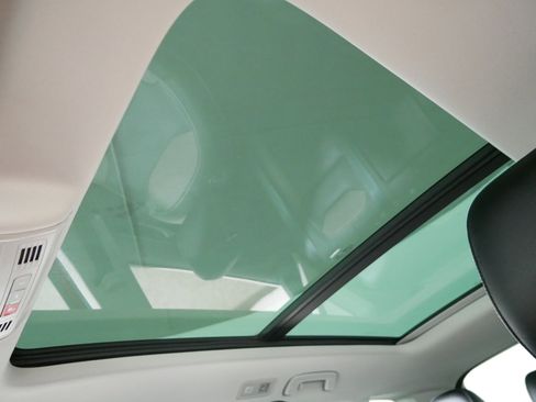 Certified 2022 Volkswagen Taos SEL w/ Panoramic Sunroof Package image 31