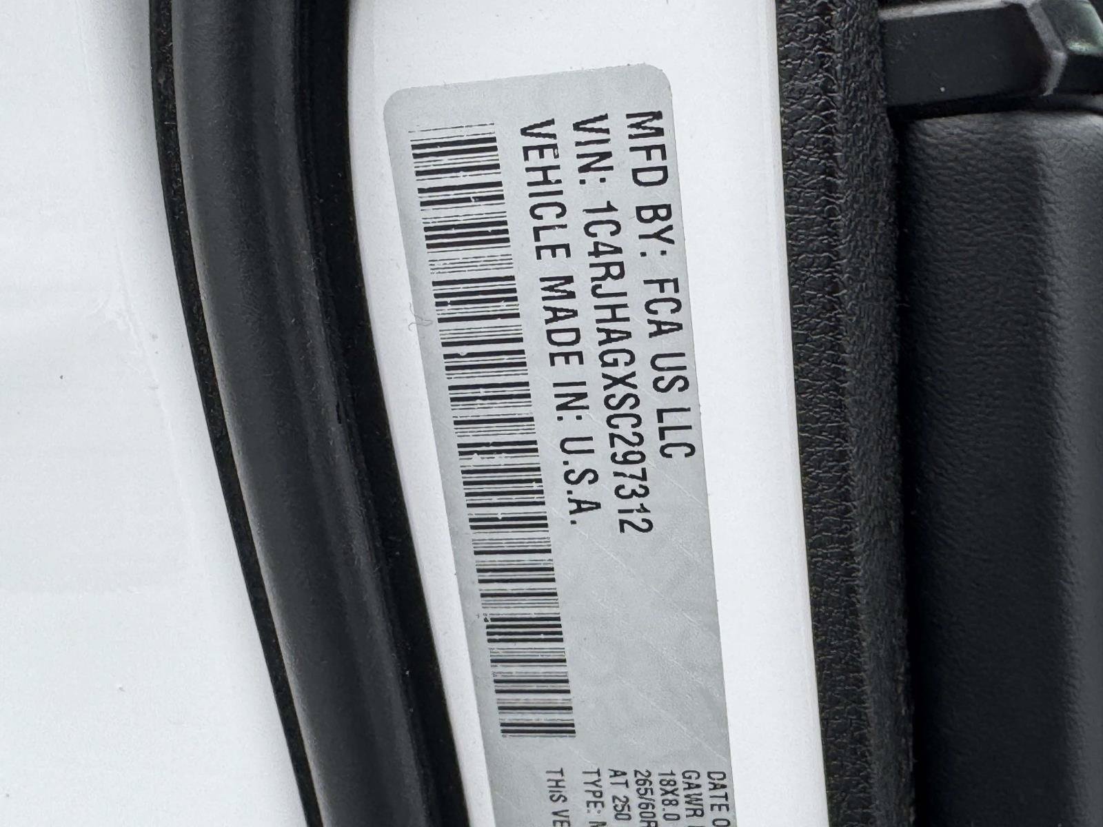 Used 2025 Jeep Grand Cherokee Altitude AWD/4WD image 37