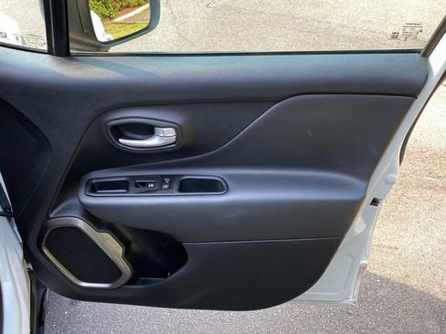 Used 2023 Jeep Renegade Latitude AWD/4WD image 37