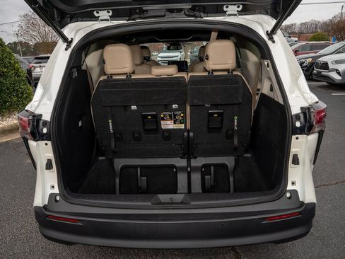Used 2021 Toyota Sienna XLE image 5