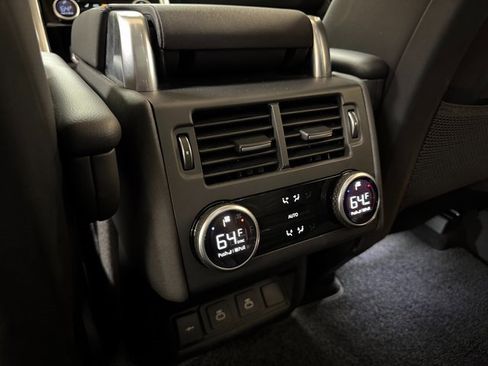 Used 2024 Land Rover Discovery S image 23