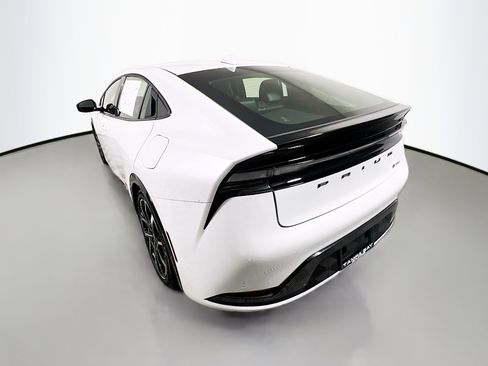 Used 2025 Toyota Prius Plug-In Hybrid image 8