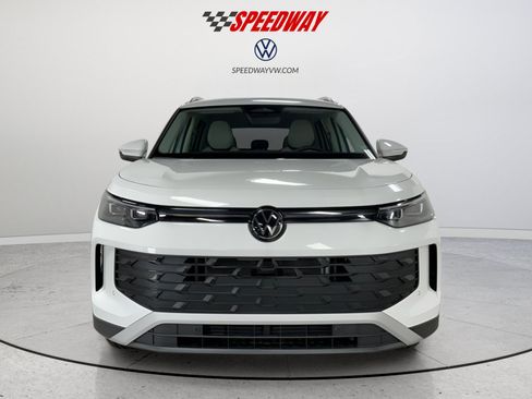 Certified 2025 Volkswagen Tiguan SE AWD/4WD image 2