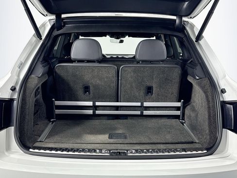 Used 2018 Bentley Bentayga Activity image 23