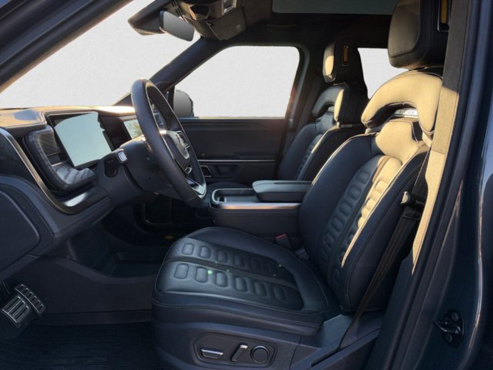 Used 2023 Rivian R1T Adventure Dual AWD/4WD image 11