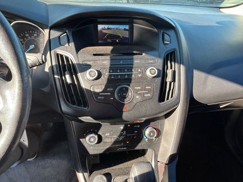 Used 2017 Ford Focus SE w/ Cold Weather Package FWD image 9