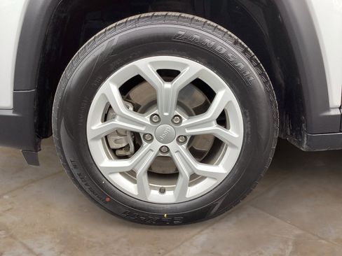 Used 2024 Jeep Compass Latitude image 30