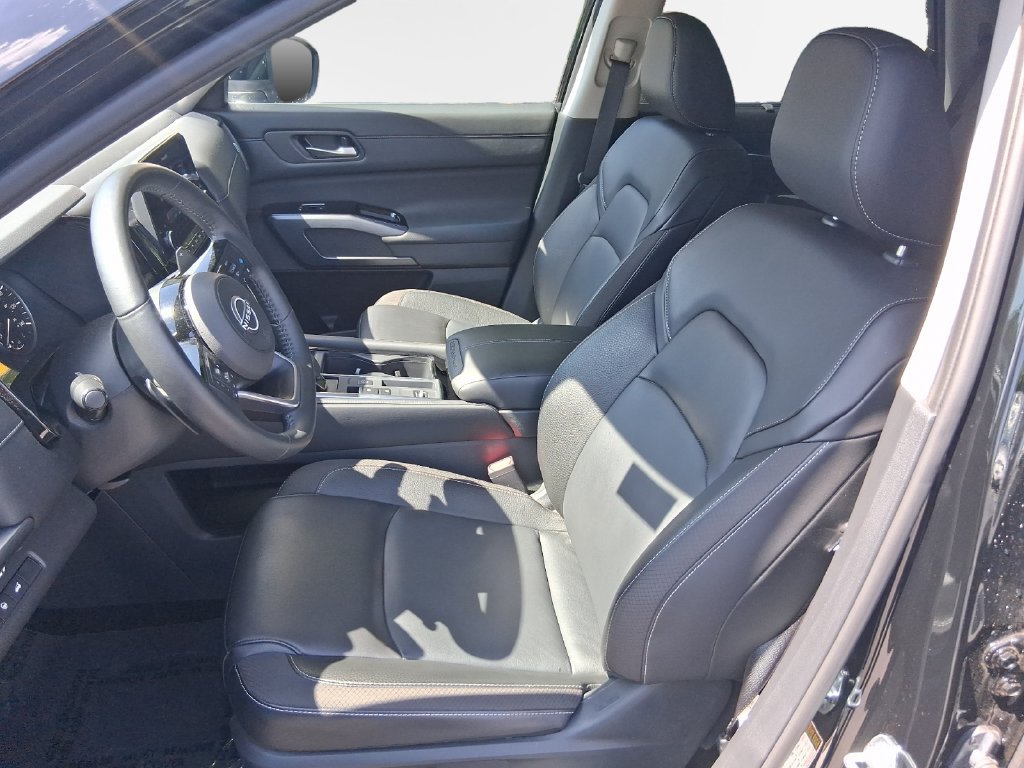 Used 2025 Nissan Pathfinder SL FWD image 12