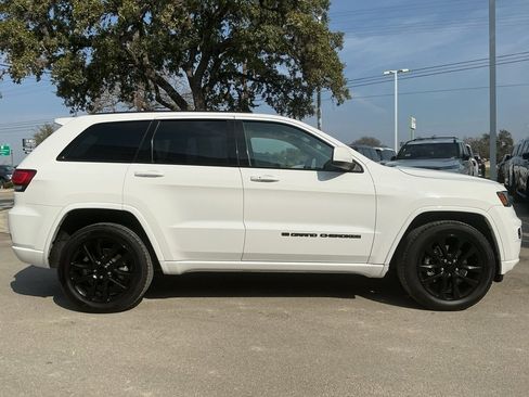 Used 2022 Jeep Grand Cherokee Laredo X image 4