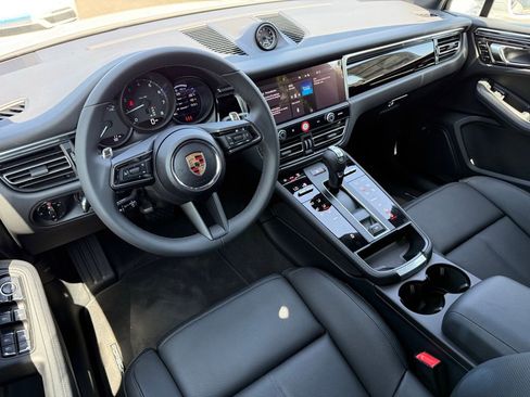 Used 2025 Porsche Macan image 4