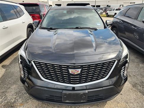 Used 2022 Cadillac XT4 Luxury w/ Cold Weather Package image 2
