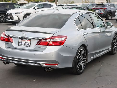 Used 2017 Honda Accord Touring image 4