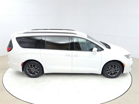 Used 2021 Chrysler Pacifica Touring w/ S Appearance Package image 20