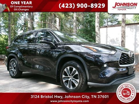 Used 2021 Toyota Highlander XLE AWD/4WD image 1