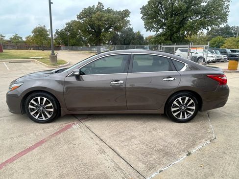 Used 2017 Nissan Altima 2.5 SL w/ 2.5 Technology Package FWD image 9