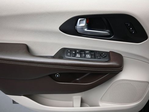 Used 2021 Chrysler Pacifica Touring-L image 10