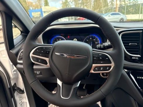 New 2026 Chrysler Pacifica Pinnacle image 19